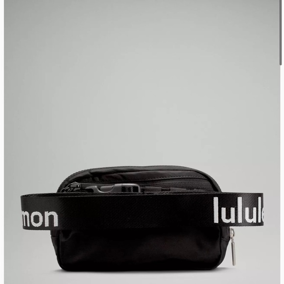 Lululemon Everywhere Belt Bag Black Wordmark - Picture 4 of 8